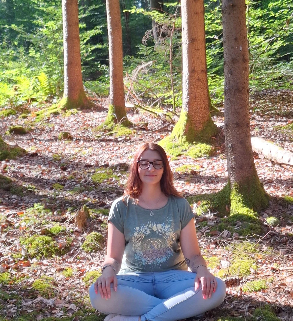 Stefanie Brandmair an ihrem Lieblingsort im Wald